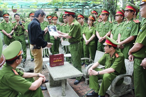 Ông Võ Điện Biên tặng đoàn đại biểu Học viện bức ảnh của Đại tướng và cuốn hồi ký về Đại tướng Võ Nguyên Giáp.